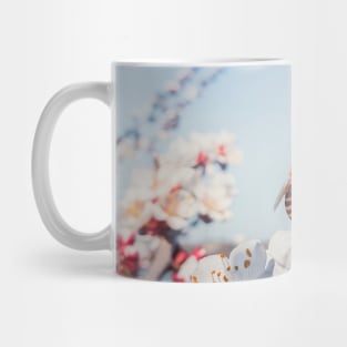 bee collecting pollen Mug